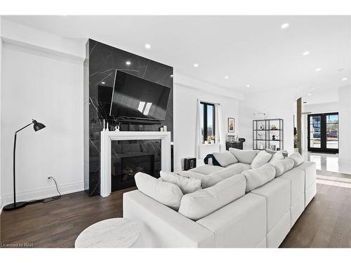 6374 Lucia Drive, Niagara Falls, ON - Indoor Photo Showing Living Room With Fireplace