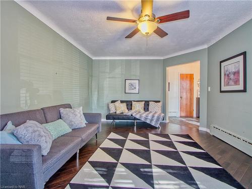 101 Masterson Drive, St. Catharines, ON - Indoor Photo Showing Living Room