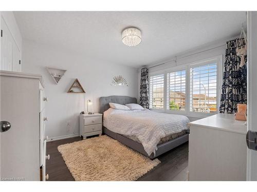 8849 Dogwood Crescent, Niagara Falls, ON - Indoor Photo Showing Bedroom