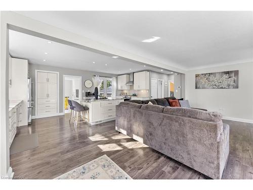 121 Louth Street, St. Catharines, ON - Indoor Photo Showing Living Room