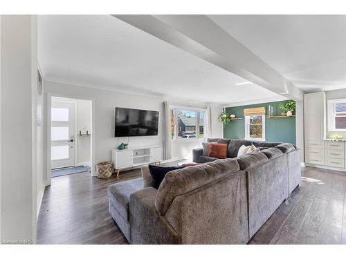 121 Louth Street, St. Catharines, ON - Indoor Photo Showing Living Room