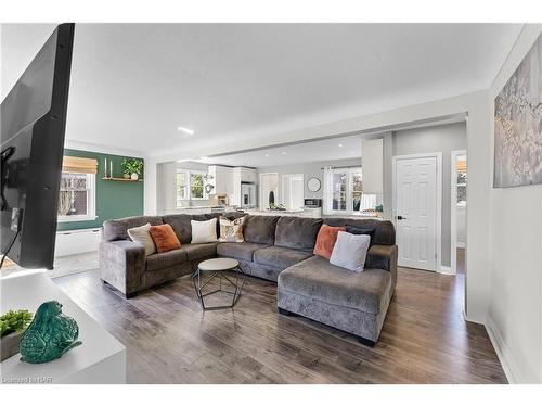 121 Louth Street, St. Catharines, ON - Indoor Photo Showing Living Room