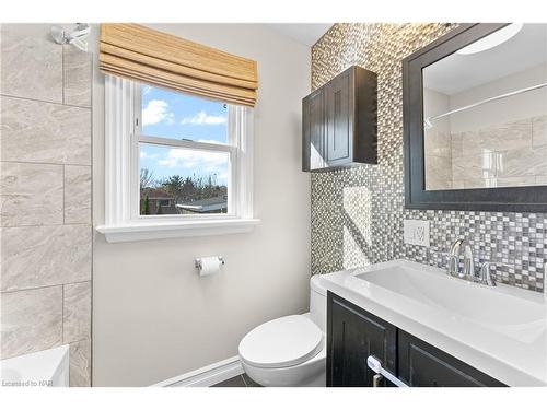 121 Louth Street, St. Catharines, ON - Indoor Photo Showing Bathroom