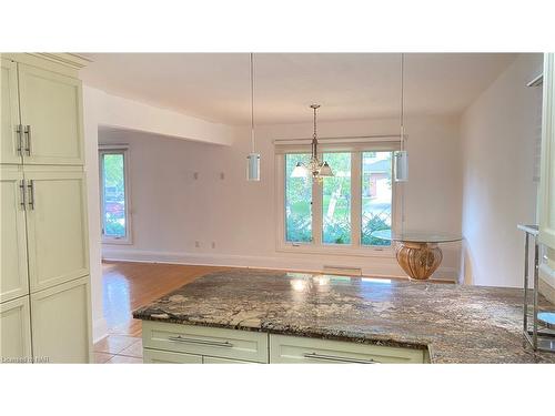 10 Adelene Crescent, St. Catharines, ON - Indoor Photo Showing Kitchen