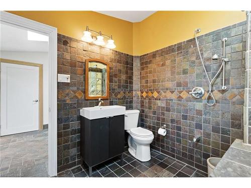 11825 Lakeshore Road, Wainfleet, ON - Indoor Photo Showing Bathroom