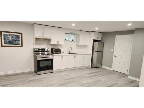 Lower-8 Hopkins Street, Thorold, ON - Indoor Photo Showing Kitchen