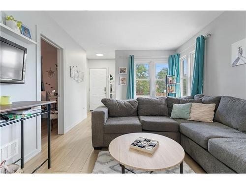 366 Carlton Street, St. Catharines, ON - Indoor Photo Showing Living Room