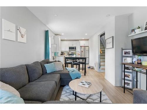 366 Carlton Street, St. Catharines, ON - Indoor Photo Showing Living Room