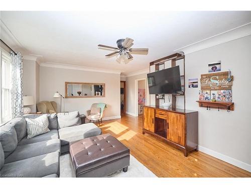 5079 Park Av, Beamsville, ON - Indoor Photo Showing Living Room