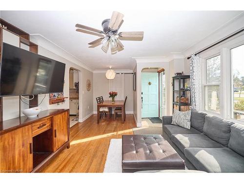 5079 Park Av, Beamsville, ON - Indoor Photo Showing Living Room