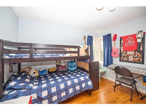 5079 Park Av, Beamsville, ON - Indoor Photo Showing Bedroom