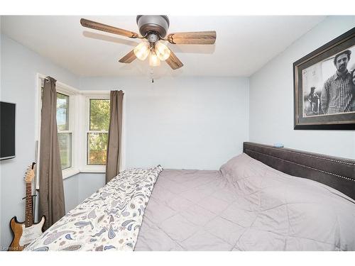 5079 Park Av, Beamsville, ON - Indoor Photo Showing Bedroom