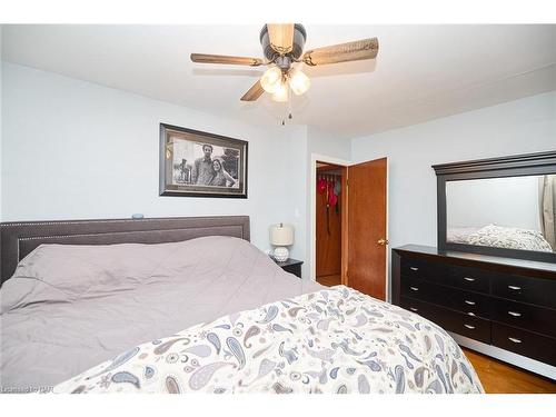 5079 Park Av, Beamsville, ON - Indoor Photo Showing Bedroom