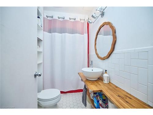 5079 Park Av, Beamsville, ON - Indoor Photo Showing Bathroom