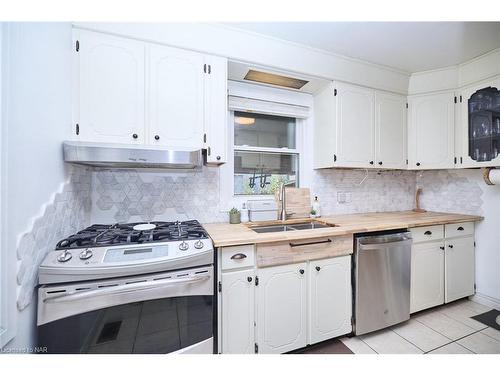 5079 Park Av, Beamsville, ON - Indoor Photo Showing Kitchen With Double Sink