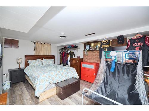 5079 Park Av, Beamsville, ON - Indoor Photo Showing Bedroom