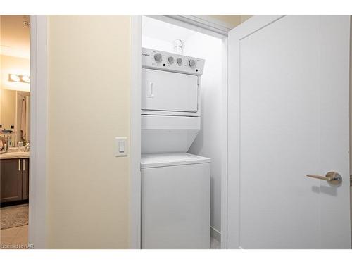 236-16 Concord Place, Grimsby, ON - Indoor Photo Showing Laundry Room