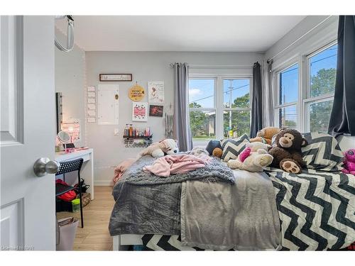 366 Carlton Street, St. Catharines, ON - Indoor Photo Showing Bedroom