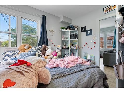 366 Carlton Street, St. Catharines, ON - Indoor Photo Showing Bedroom