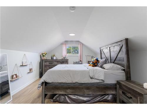 366 Carlton Street, St. Catharines, ON - Indoor Photo Showing Bedroom