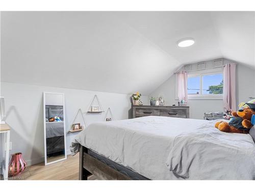 366 Carlton Street, St. Catharines, ON - Indoor Photo Showing Bedroom