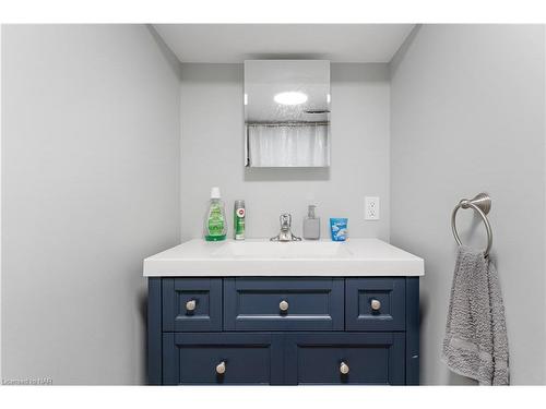 366 Carlton Street, St. Catharines, ON - Indoor Photo Showing Bathroom