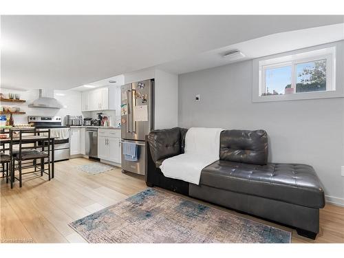 366 Carlton Street, St. Catharines, ON - Indoor Photo Showing Living Room