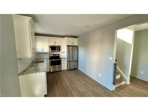 366 Carlton Street, St. Catharines, ON - Indoor Photo Showing Kitchen