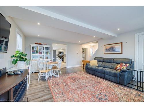 327 Fitch Street, Welland, ON - Indoor Photo Showing Living Room