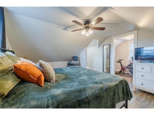 327 Fitch Street, Welland, ON - Indoor Photo Showing Bedroom