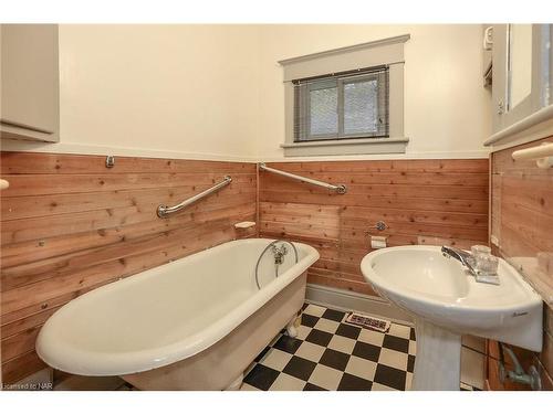 65 South Drive, St. Catharines, ON - Indoor Photo Showing Bathroom