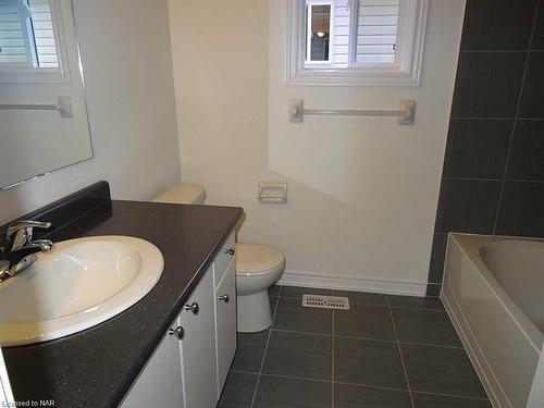 9204 White Oak Avenue, Niagara Falls, ON - Indoor Photo Showing Bathroom