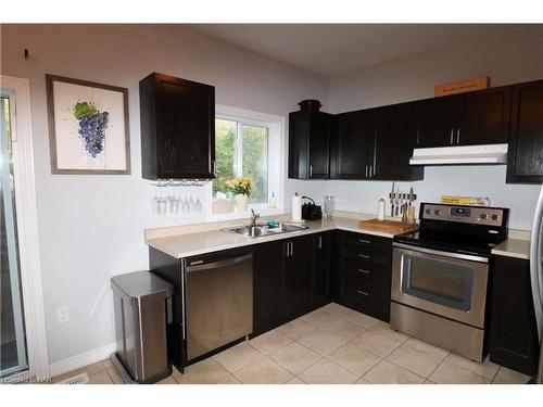 9204 White Oak Avenue, Niagara Falls, ON - Indoor Photo Showing Kitchen