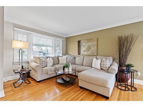 10 Nickerson Avenue, St. Catharines, ON - Indoor Photo Showing Living Room