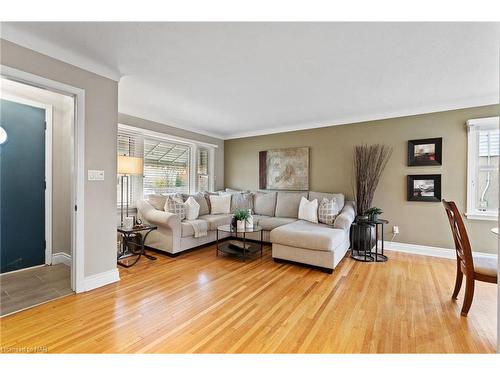 10 Nickerson Avenue, St. Catharines, ON - Indoor Photo Showing Living Room