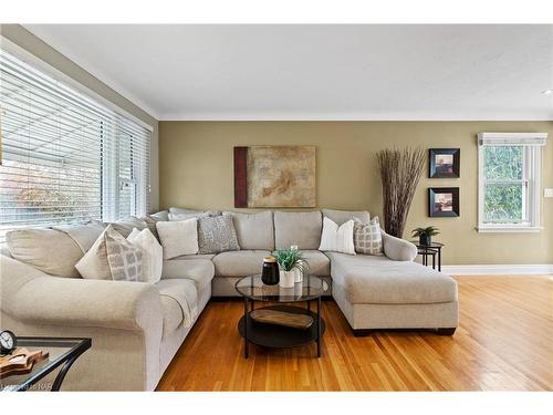 10 Nickerson Avenue, St. Catharines, ON - Indoor Photo Showing Living Room