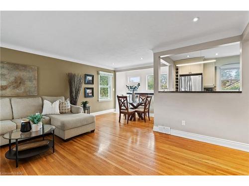 10 Nickerson Avenue, St. Catharines, ON - Indoor Photo Showing Living Room