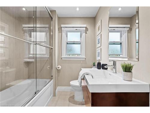 10 Nickerson Avenue, St. Catharines, ON - Indoor Photo Showing Bathroom