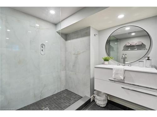 10 Nickerson Avenue, St. Catharines, ON - Indoor Photo Showing Bathroom