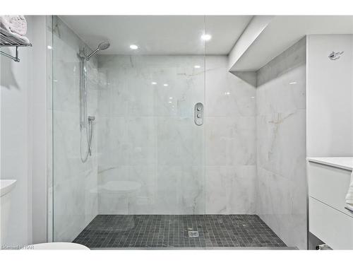 10 Nickerson Avenue, St. Catharines, ON - Indoor Photo Showing Bathroom