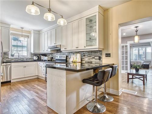 6039 Symmes Street, Niagara Falls, ON - Indoor Photo Showing Kitchen With Upgraded Kitchen