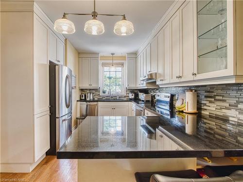 6039 Symmes Street, Niagara Falls, ON - Indoor Photo Showing Kitchen