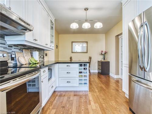 6039 Symmes Street, Niagara Falls, ON - Indoor Photo Showing Kitchen With Upgraded Kitchen