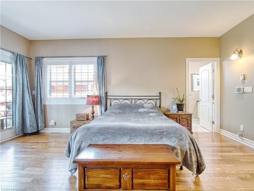 6039 Symmes Street, Niagara Falls, ON - Indoor Photo Showing Bedroom