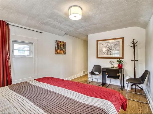 6039 Symmes Street, Niagara Falls, ON - Indoor Photo Showing Bedroom