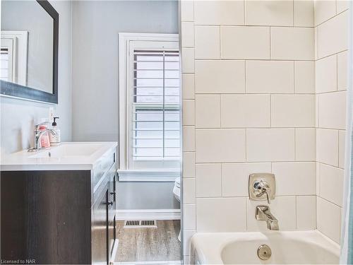 6039 Symmes Street, Niagara Falls, ON - Indoor Photo Showing Bathroom