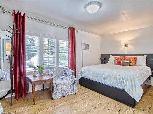 6039 Symmes Street, Niagara Falls, ON - Indoor Photo Showing Bedroom