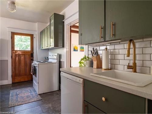 69 Dufferin Street, St. Catharines, ON - Indoor Photo Showing Kitchen