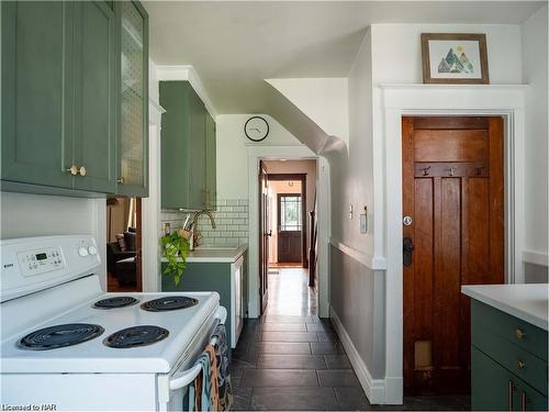 69 Dufferin Street, St. Catharines, ON - Indoor Photo Showing Kitchen