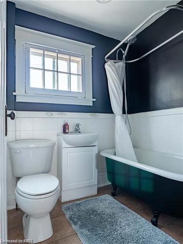 69 Dufferin Street, St. Catharines, ON - Indoor Photo Showing Bathroom